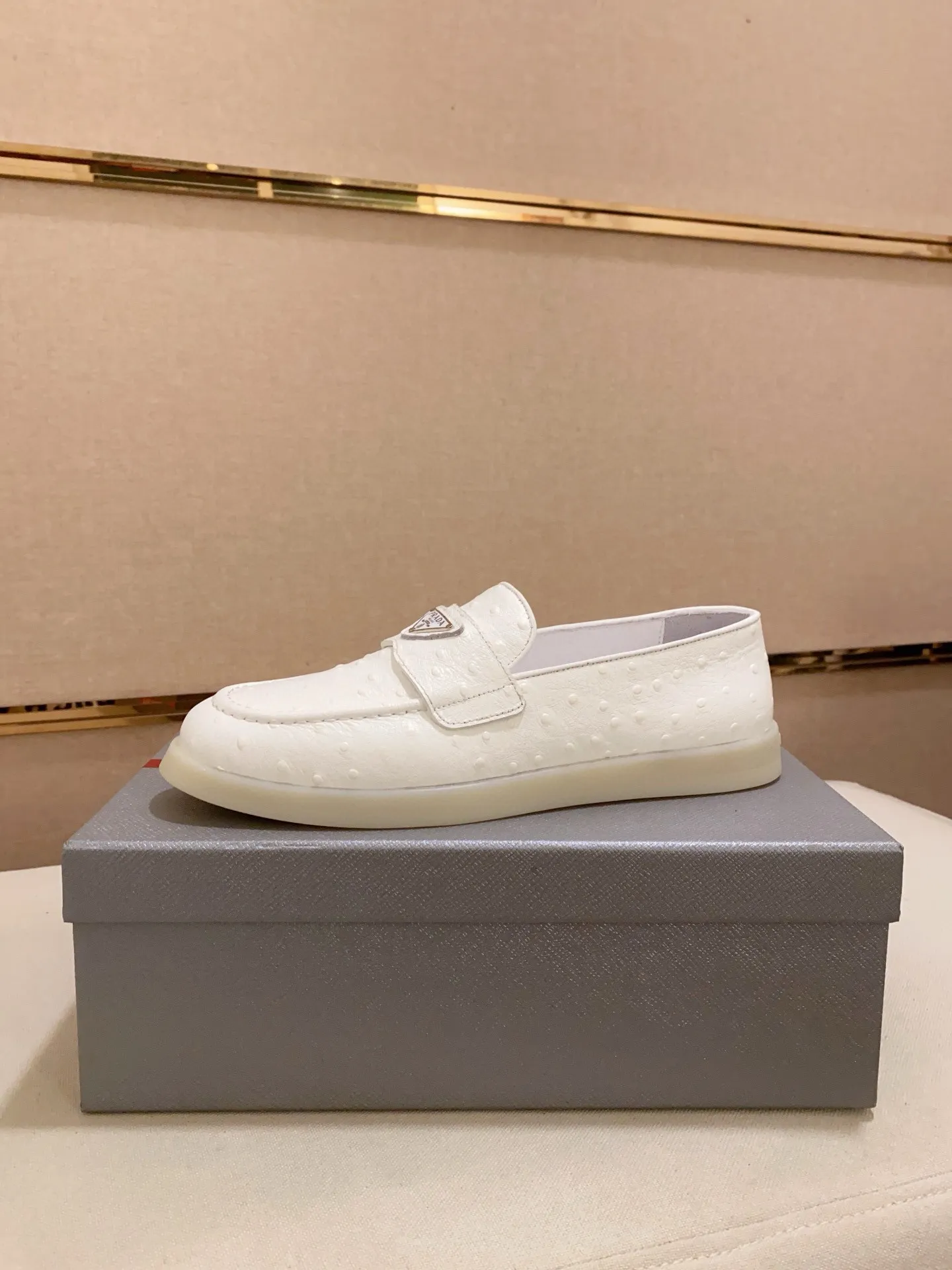 Men's shoes 💰 580💰 ✔️✔️✔️High-quality new PRADA counters are launched at the same time. The new men's shoes and 😘fabrics are selected from high-silk bald cowhide and are made by pure handicrafts. Lining: Full cowhide lining. 👍🏿 High-end ☄️ air-cushion molded anti-slip rubber outsole, exquisite lines, simple and elegant, comfortable and high-end for leisure travel. Code number: 38 to 44 (45 can be customized)
